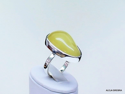 Zdjęcie Wabik - pierścionek z pięknym, mlecznym bursztynem