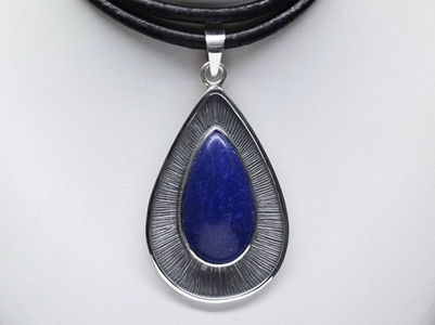 Zdjęcie Atramentowa piękność - wisior z lapis lazuli