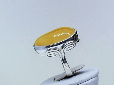 Zdjęcie Elegancja-pierścionek z pięknym żółtym bursztynem