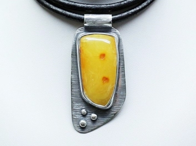 Zdjęcie Trzy kropki-naszyjnik z pięknym żółtym bursztynem