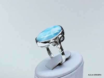 Zdjęcie Błękitny upominek-pierścionek z larimarem