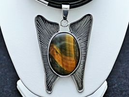 Wisior w kształcie motyla z sokolim okiem