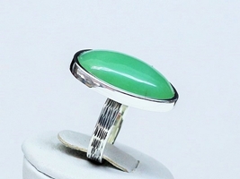 Budzik-Pierścionek z pięknym chryzoprazem