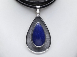 Atramentowa piękność - wisior z lapis lazuli