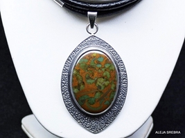 Moro - śliczny medalion z azubolitem