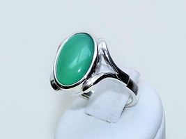 Zajączek -  pierścionek z jasnym zielonym onyksem
