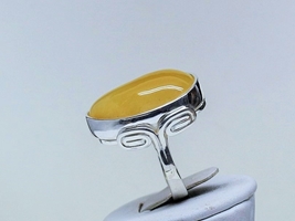 Elegancja-pierścionek z pięknym żółtym bursztynem