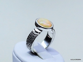 Ognik - pierścionek z pięknym opalem ( Etiopia)