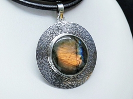 Labradorytowy gong-wisior z bajecznym labradorytem