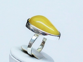 Wabik - pierścionek z pięknym, mlecznym bursztynem